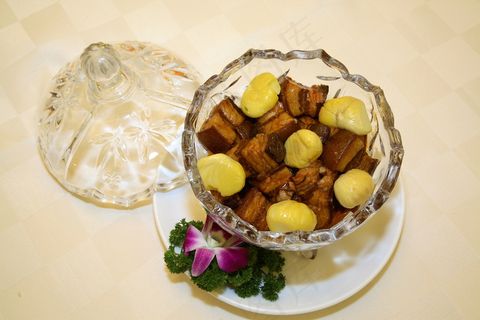  板栗红烧肉　３６元／例