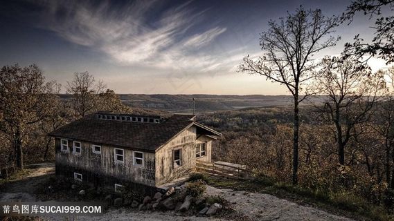 山峦草地木屋壁纸