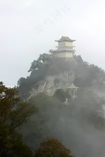 浮现于云雾中的山峰古建筑