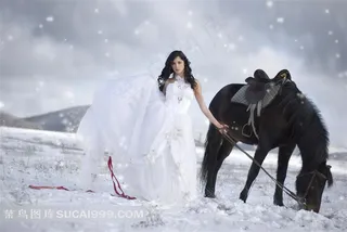 美女和马系列 - 牵着马走在雪地上的美丽女子