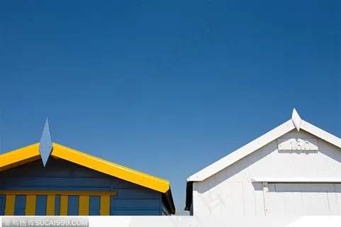 夏季符号-蓝天下漂亮的屋顶