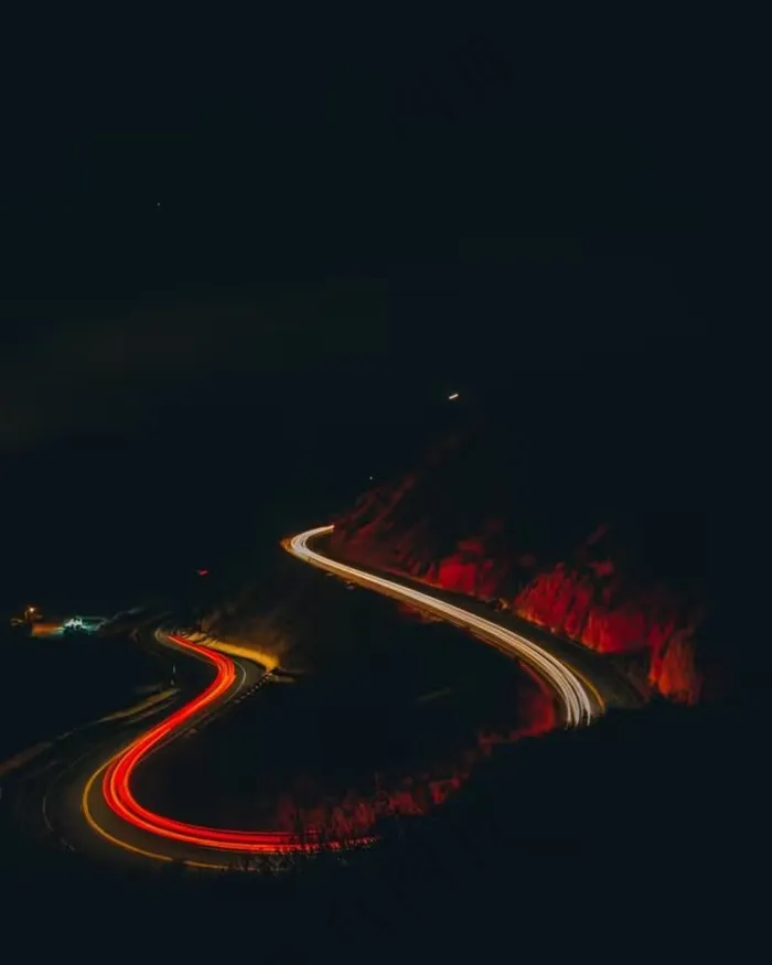 夜晚的山路图片