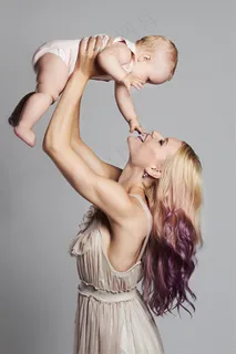 抱着的婴儿温馨的母子