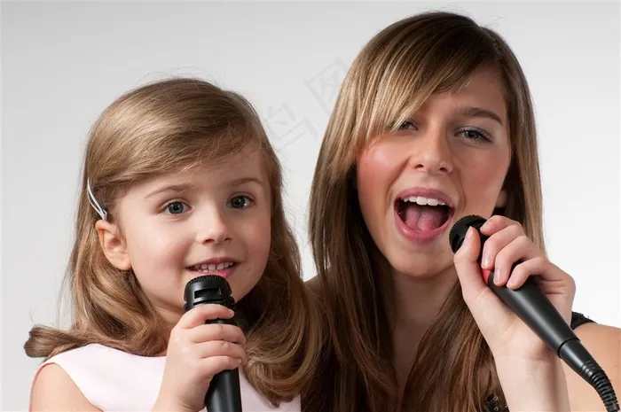拿着麦克风的儿童图
