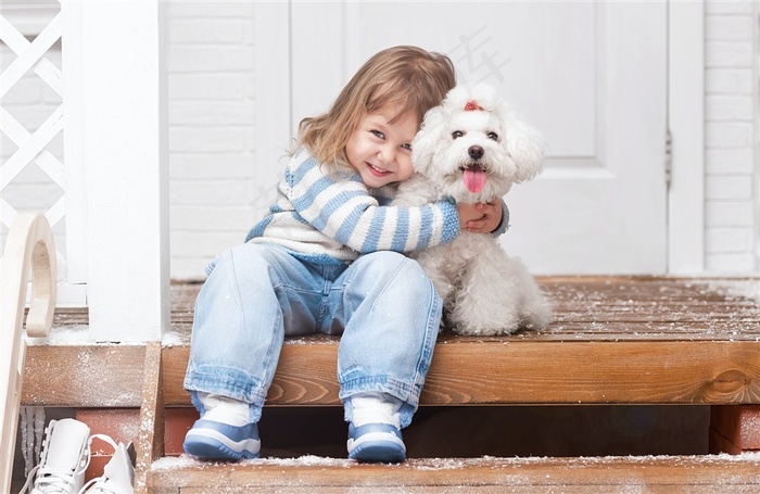 紧紧拥抱的女孩和小狗