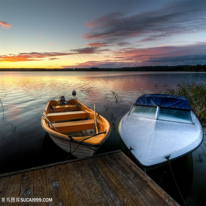 唯美木桥湖畔木船风景画