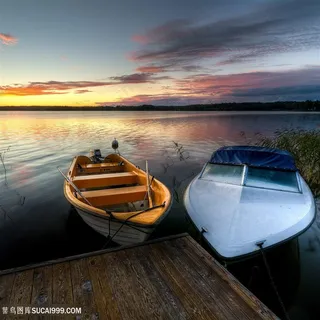 唯美木桥湖畔木船风景画