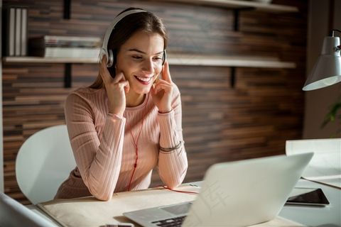 坐在办公桌前工作的美女图片