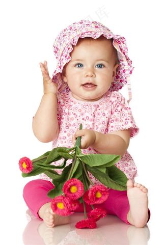 拿着花朵的可爱宝宝