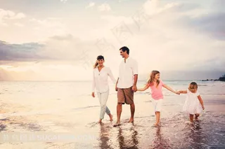 漫步在海边的一家四口摄影高清图片