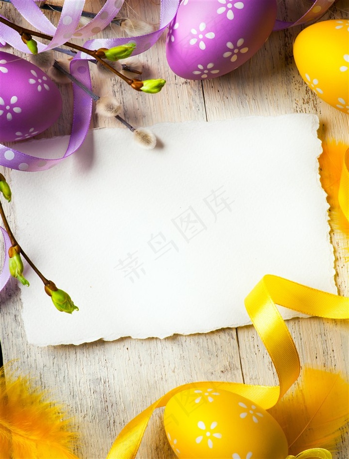 桌子上的树枝和彩蛋高清图片