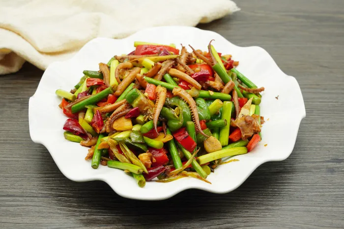 香辣鱿鱼须摄影图