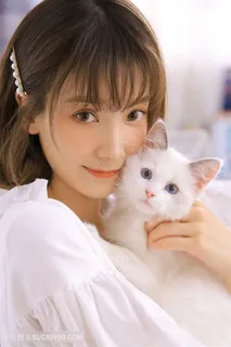 抱着猫的清纯美女图片