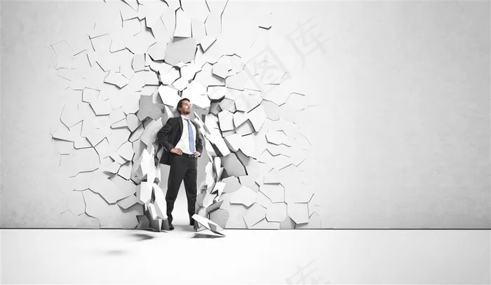 站在碎裂的墙体中的商务人士高清图片职场人物