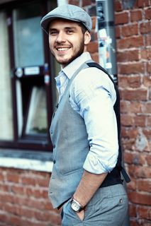 戴鸭舌帽的帅哥男士素材