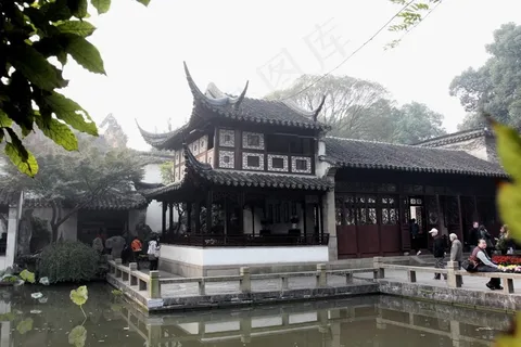 古建筑前的荷花池