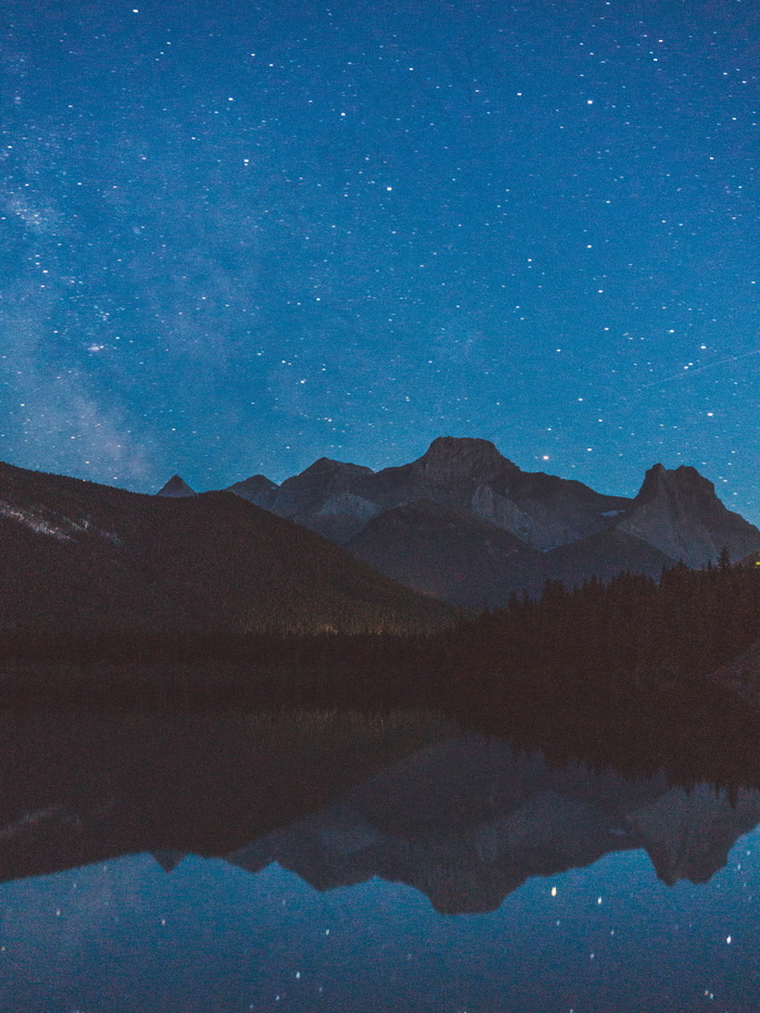 湖泊倒影宁静夜景图片