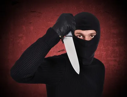 红色背景下的持匕首男子高清摄图 红色背景下的持匕首男子高清摄图