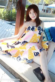 坐在床垫上的长裙美女图片 坐在床垫上的长裙美女图片