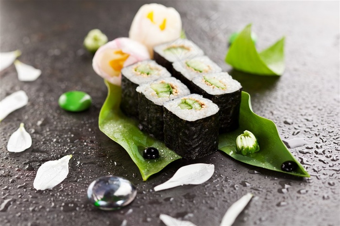 可口的黑色海苔蔬菜寿司高清摄影图中华美食