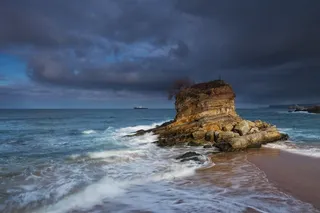 高清唯美乌云密布夜晚海边风景图片