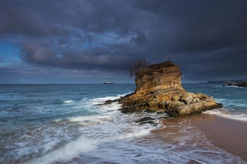 高清唯美乌云密布夜晚海边风景图片 高清唯美乌云密布夜晚海边风景图片