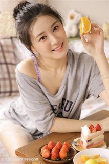 拿着橘子的高清美女写真图片素材