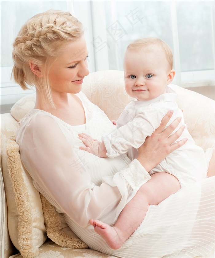 妈妈抱着宝宝的画面