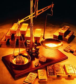 金块和天平素材图片