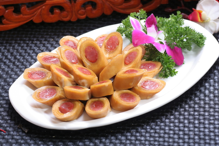 豆皮腊肠卷 (1)