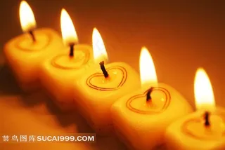 画着心形的黄色蜡烛