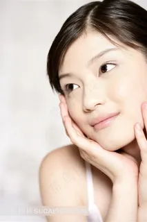 捧着脸微笑的女人 捧着脸微笑的女人