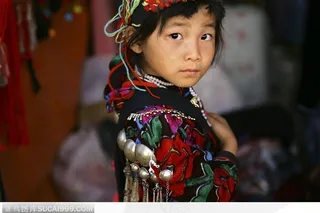 可爱的民族服装小女孩