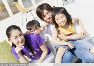幸福的一家-在阳光下幸福的一家四口