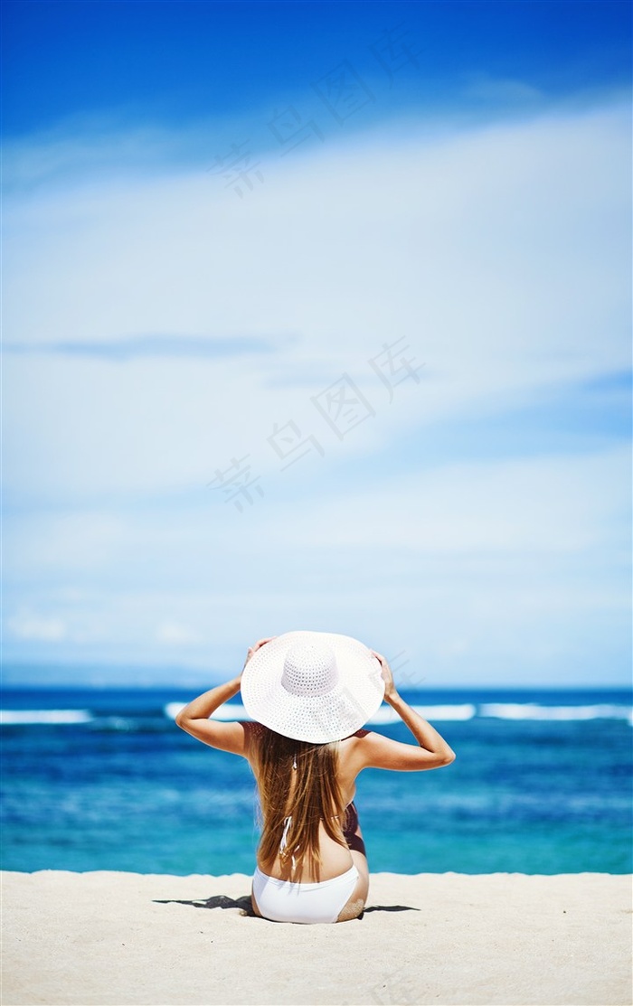 海滩上时尚美女写真高清摄影图片