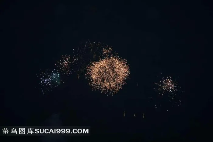 夜空上方的华丽烟花
