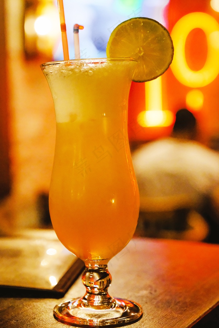 一杯黄色鸡尾酒图片