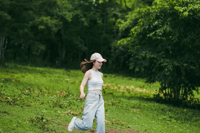 直筒牛仔裤美女图片