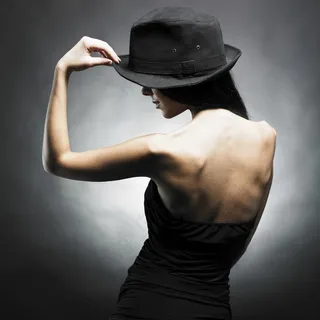 戴帽裸肩美女图片 戴帽裸肩美女图片