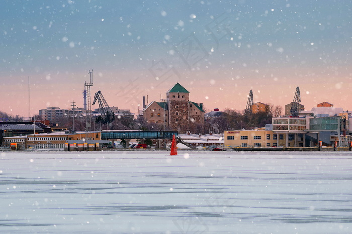 芬兰下雪的城市图片