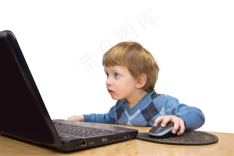 小孩上网玩电脑