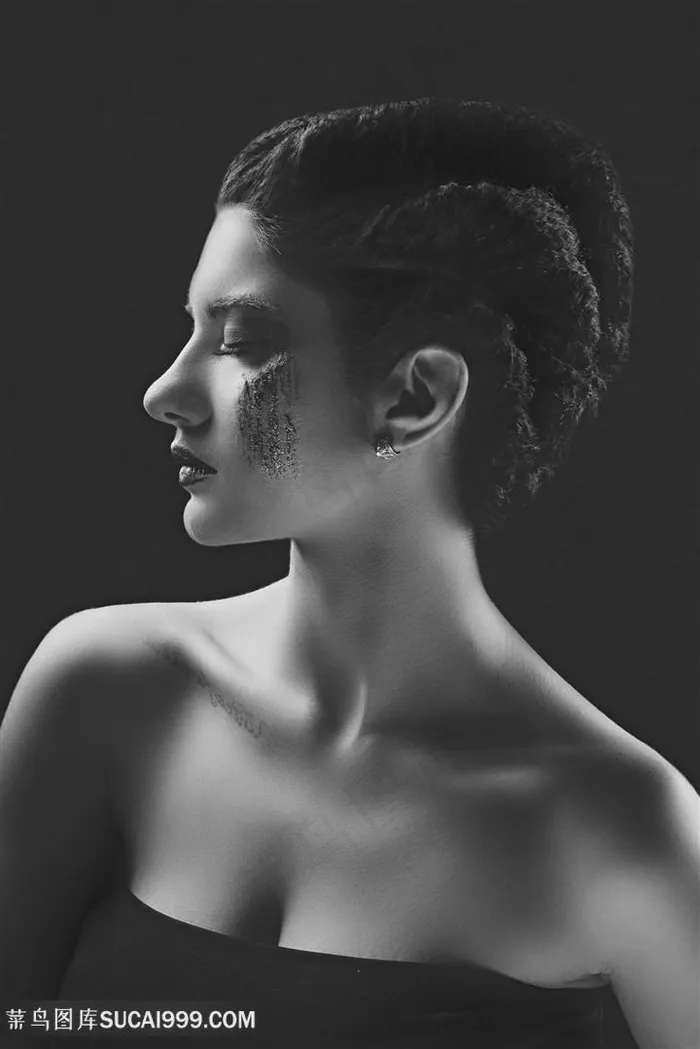 侧面黑白照片完美肌肤妆容美女图片