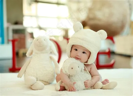 抱着娃娃笑的可爱小宝贝 抱着娃娃笑的可爱小宝贝