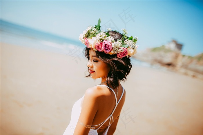 带着花环的少女在海边手拉手