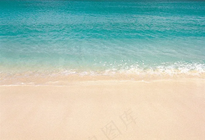 海水冲击白沙滩激起的浪花