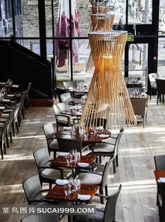 餐厅内摆设整齐的桌椅摄影