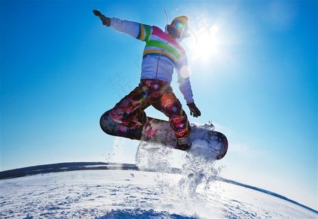 阳光下滑雪的男子高清摄影图片