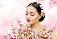 粉红色背景下的头上戴花的女性