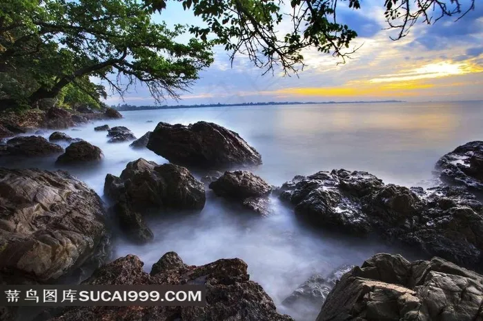 蓝色海洋和海岸摄影图