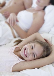 睡在床上的小女孩